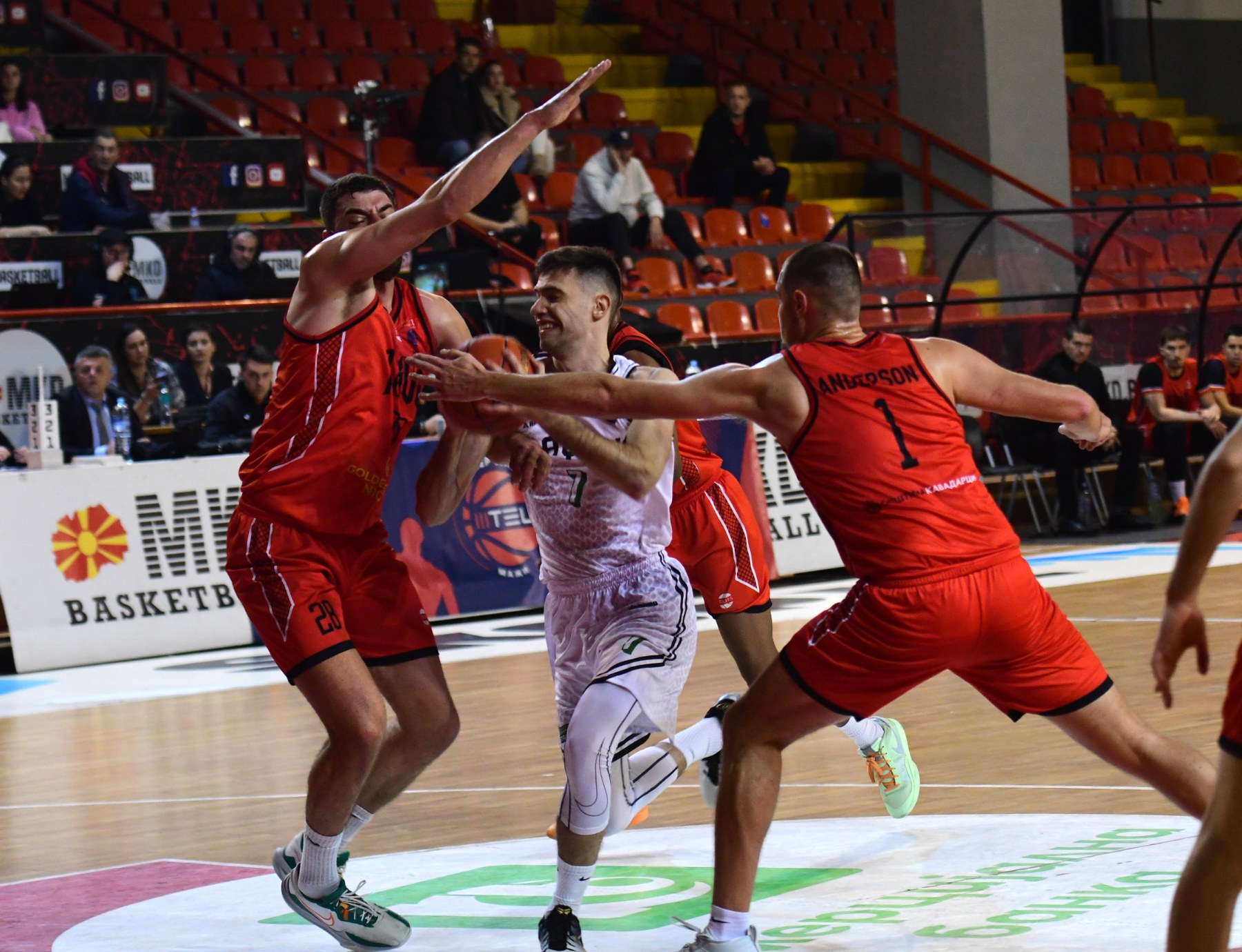 Маџари ја продолжи серијата на победи, Работнички немоќен против новајлијата