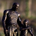 Откриена статуа во чест на Коби Брајант и неговата ќерка Џиана