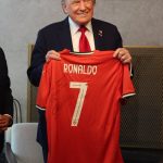 Кристијано Роналдо му испрати дрес со порака за мир на Доналд Трамп