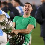 Емилиано Мартинез во фокусот на Челси