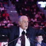 Пет Рајли добива статуа пред „Стејпл центар“