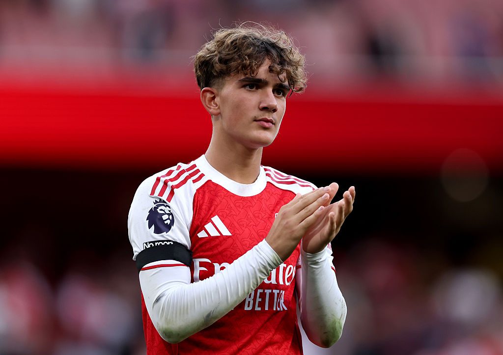 Max Dowman clapping in an Arsenal shirt