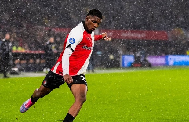 Givario Read playing on a rainy night for Feyenoord