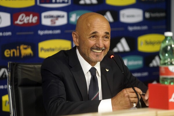 Luciano Spalleti smiling at a press conference