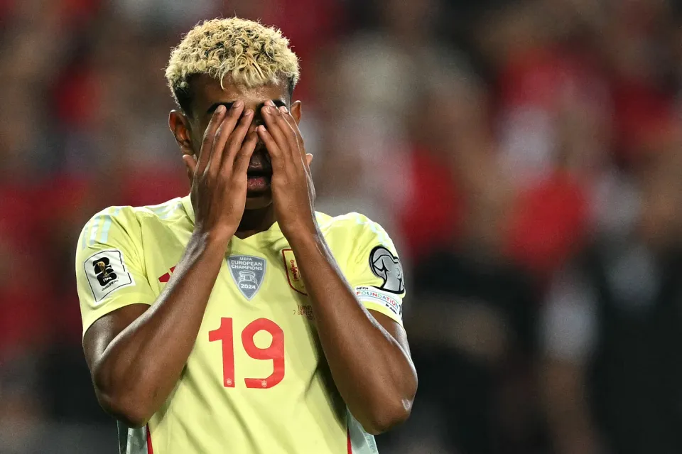 Lamine Yamal covering his face with his hands