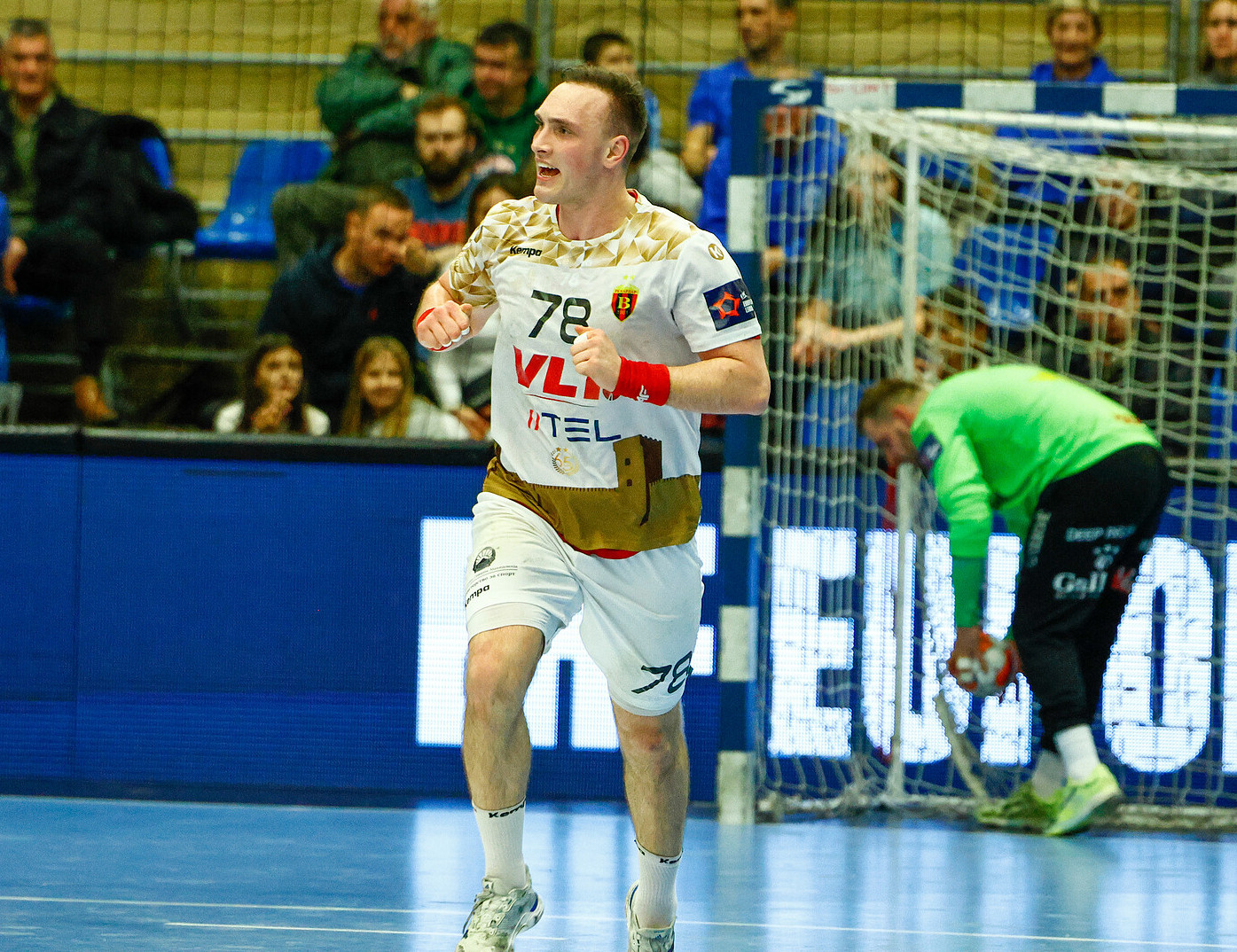 Вардар 1961 го доби дербито во Охрид и остана суверен лидер