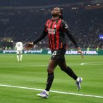 Милан доби уште едно дерби и изби сам на врвот во Серија А