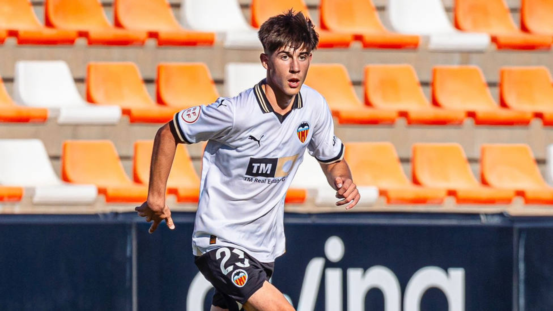 Frontview of Jaume Dura playing for Valencia