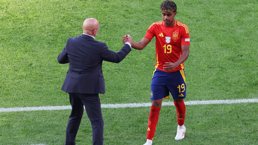 Luis de la Fuente and Lamin Yamal handshake for spain