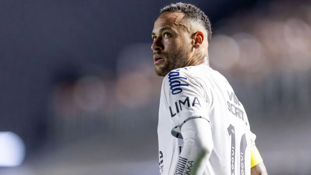 Sideview of Neymar playing for Santos