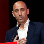 Шпанскиот фудбалски претседател нападнат со домати на промоцијата на неговата книга