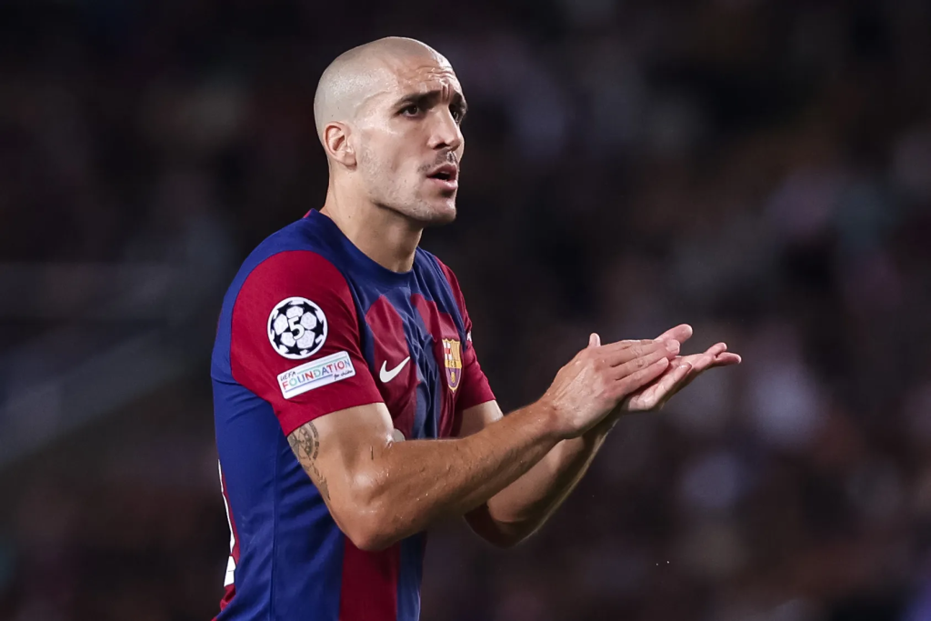 Sideview of Oriol Romeu in a Barcelona shirt