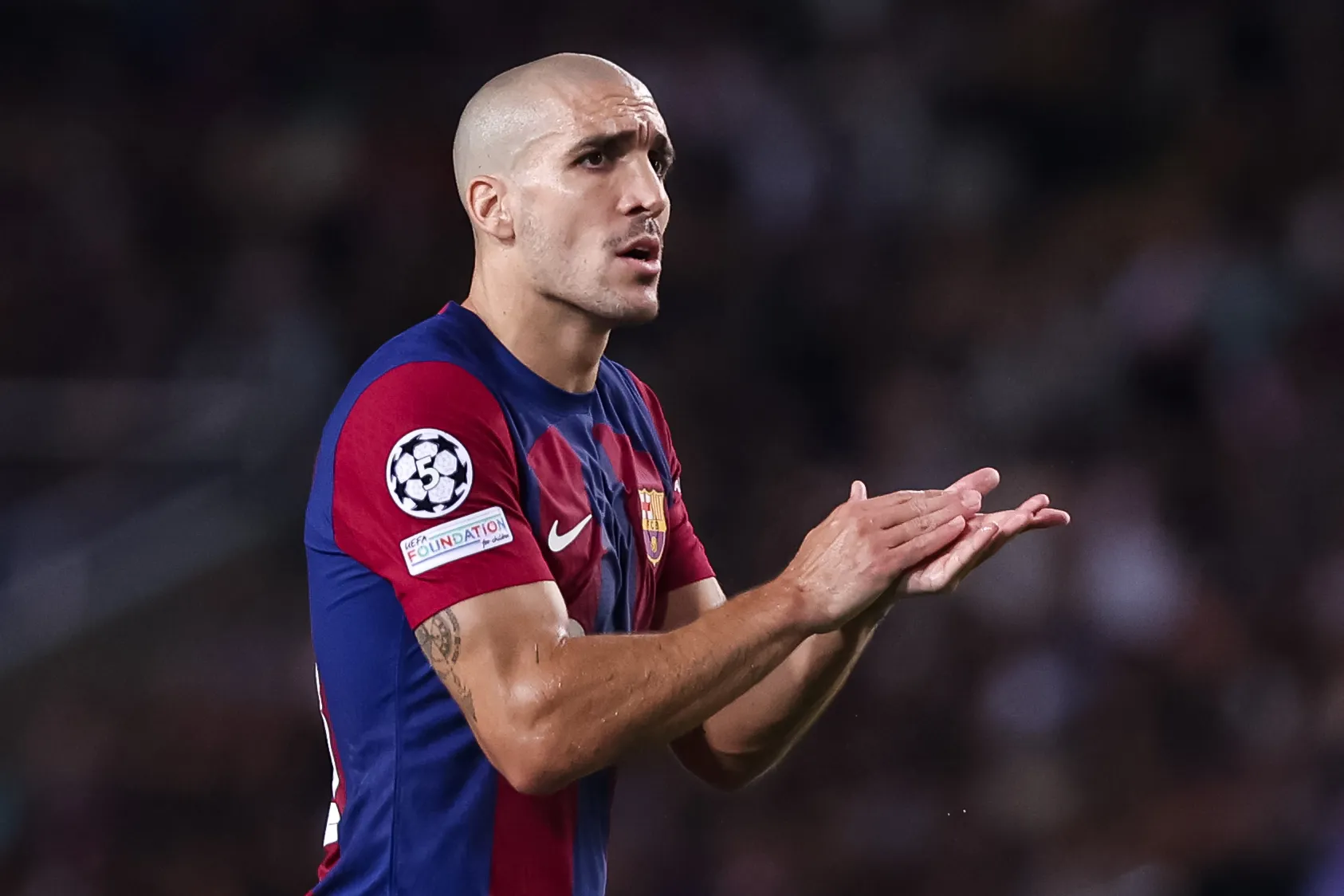 Sideview of Oriol Romeu in a Barcelona shirt