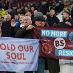 Навивачите на Вест Хем прославија победа, но останаа да протестираат против раководството