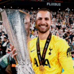 Голманот на Тотенхем се пензионира на 26 години и започнува кериера како режисер