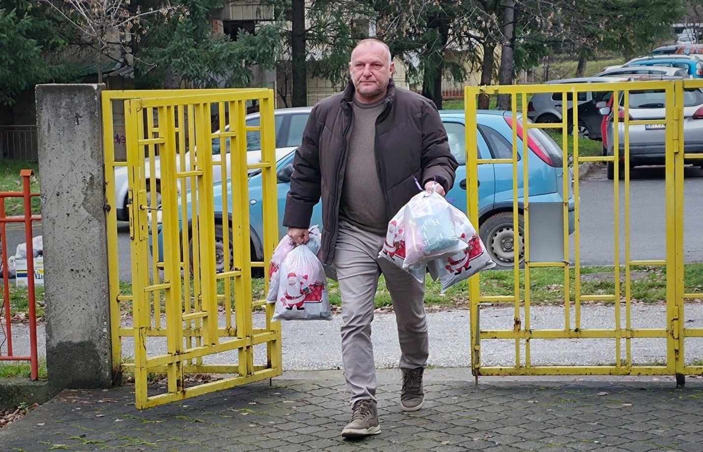 Новогодишни пакетчиња од ФК Пелистер за Домот за доенчиња и мали деца