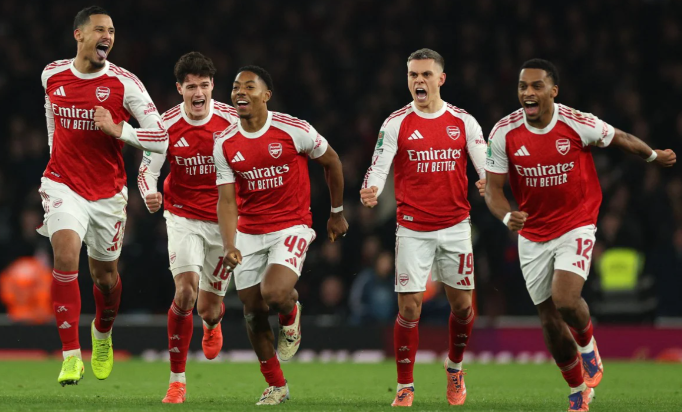 Арсенал по пенали до полуфиналето на Лига Купот