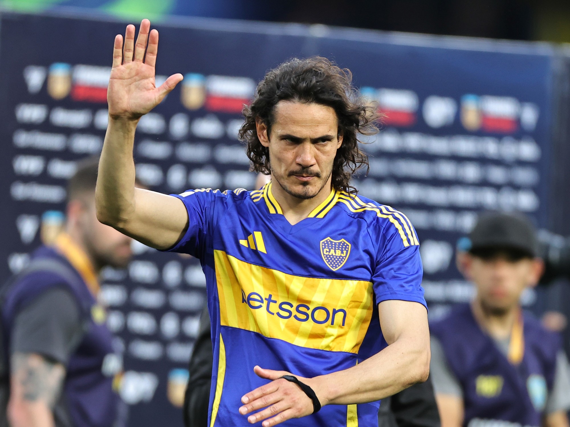 Легендарниот Единсон Кавани означи крај на кариерата