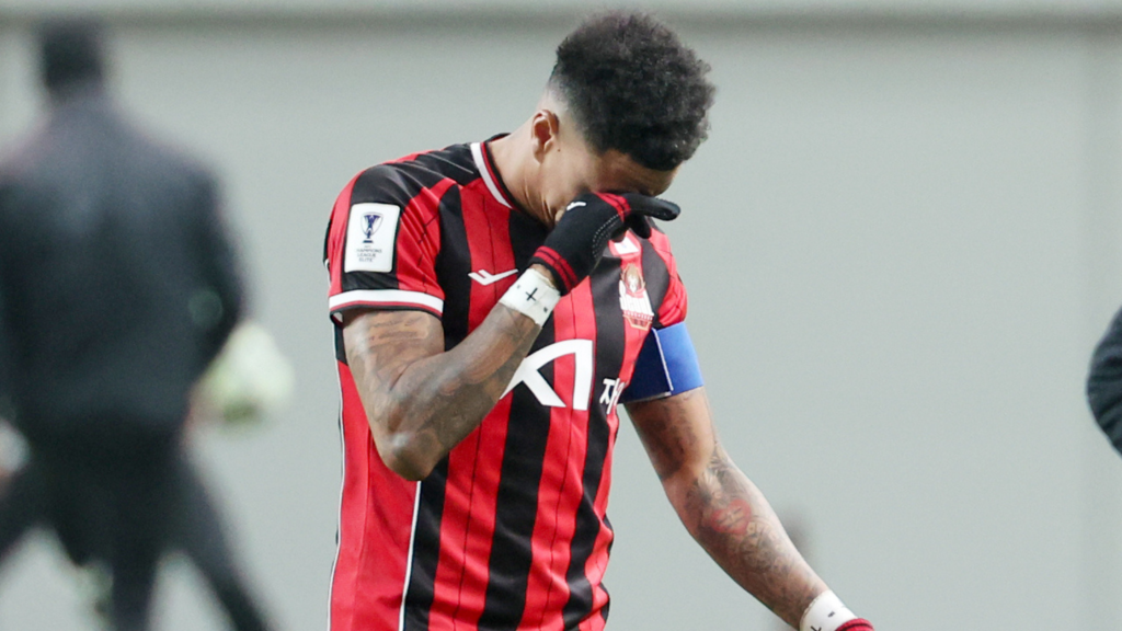 Jesse Lingard in tears as he plays his last game for FC Seoul