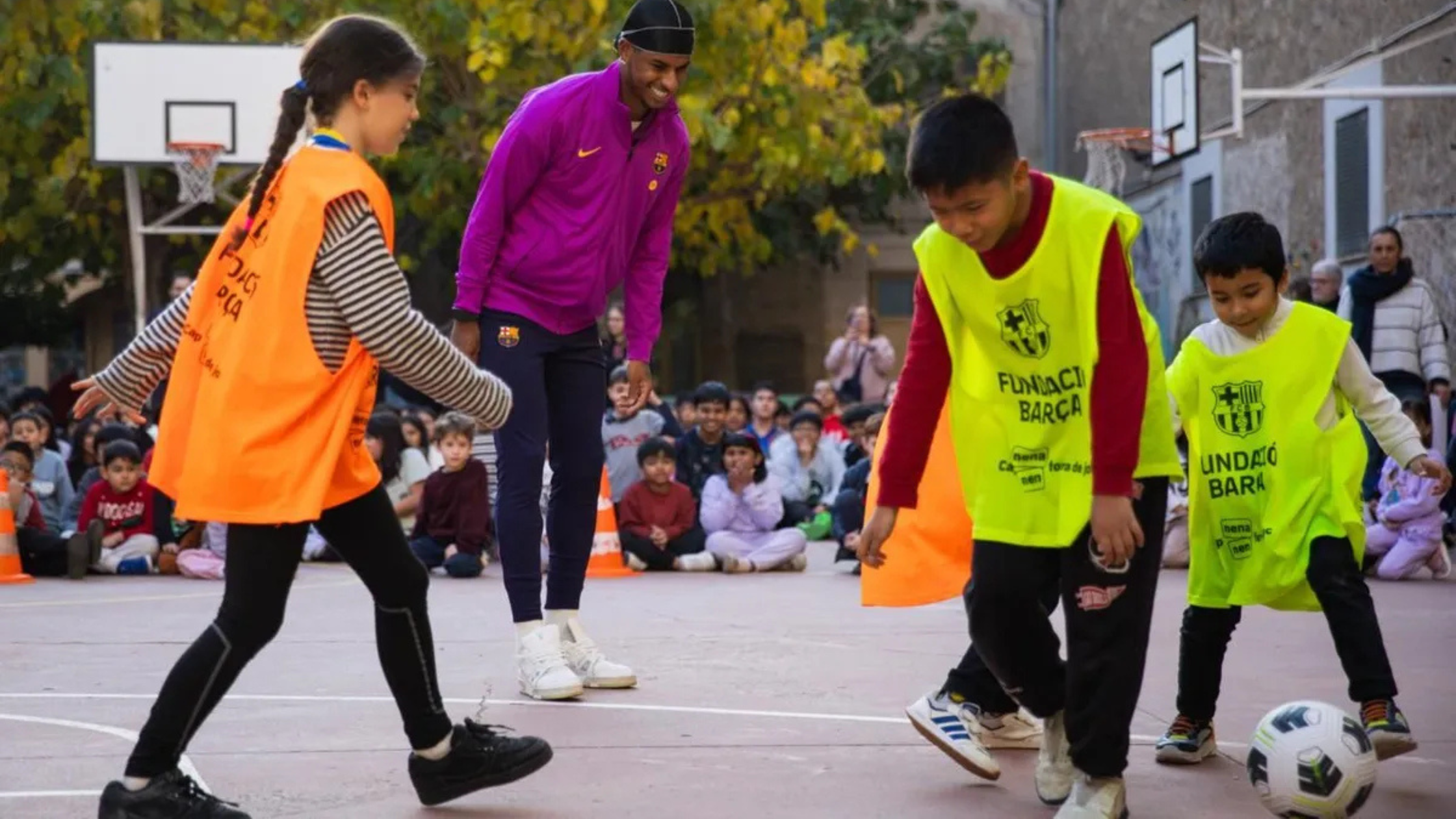 Marcus Rashford and the kids from the Barca Foundation playing football
