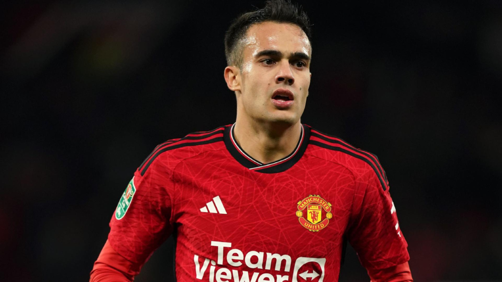 Frontview of Sergio Reguilion in a Manchester United shirt