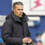 Бурни денови во Ротердам: Навивачите го притискаат Ван Перси