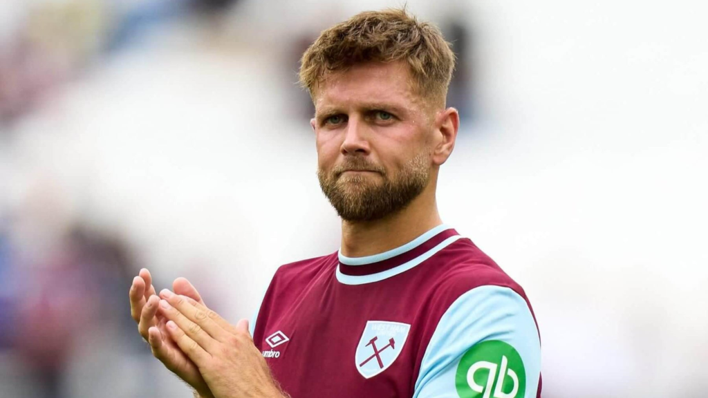 Niclas Fullkrug clapping as West Ham player