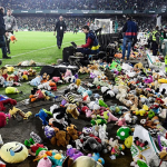 Божиќната бура на играчки од Бетис ги радува децата во болниците