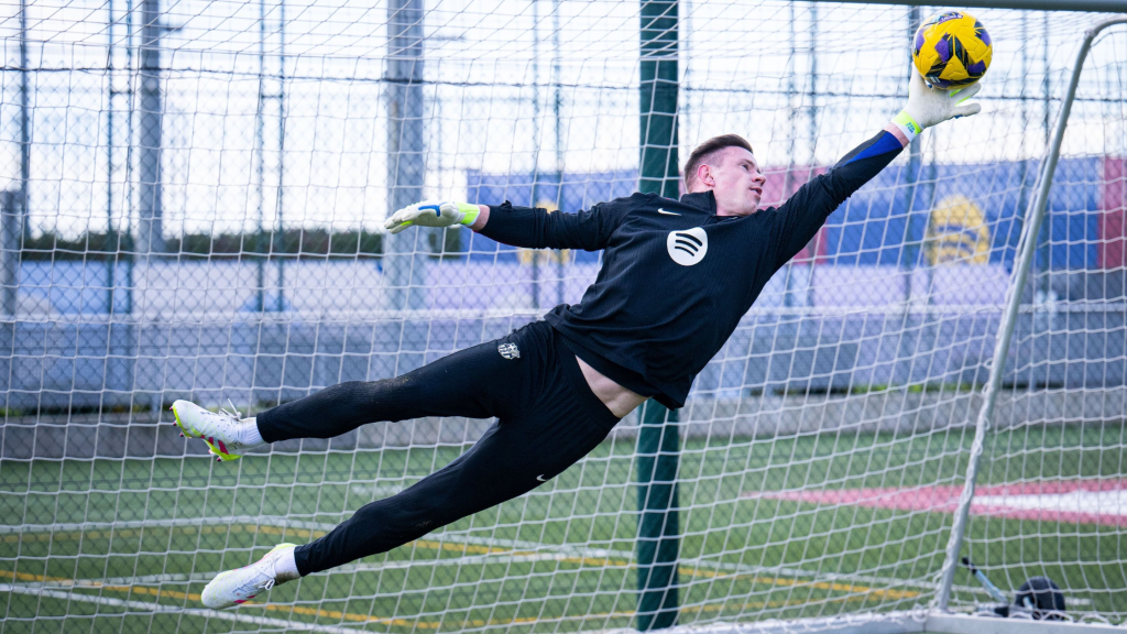 Andre ter Stegen diving to save a shot in training