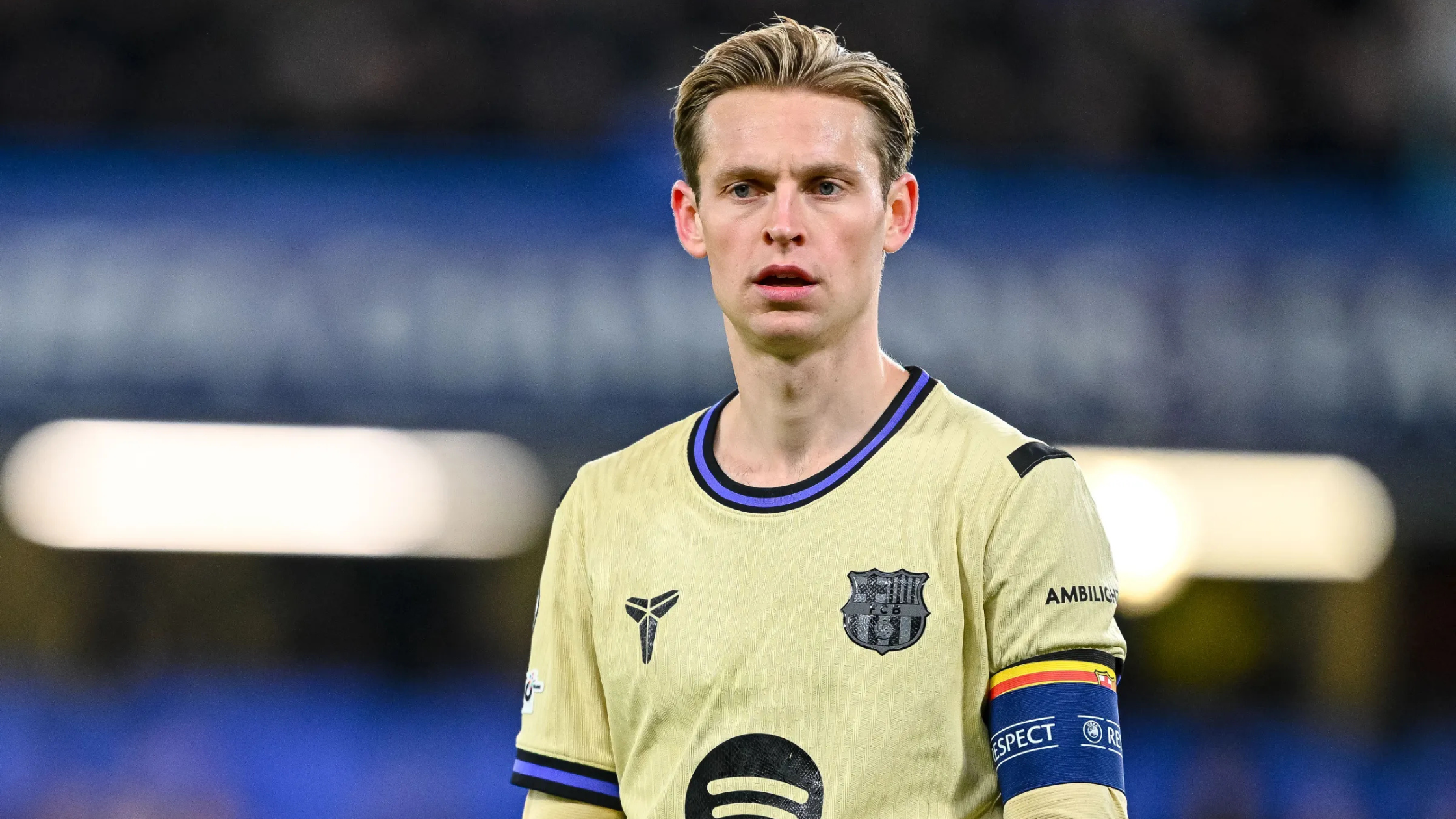 Frontview of Frenkie de Jong playing for Barcelona