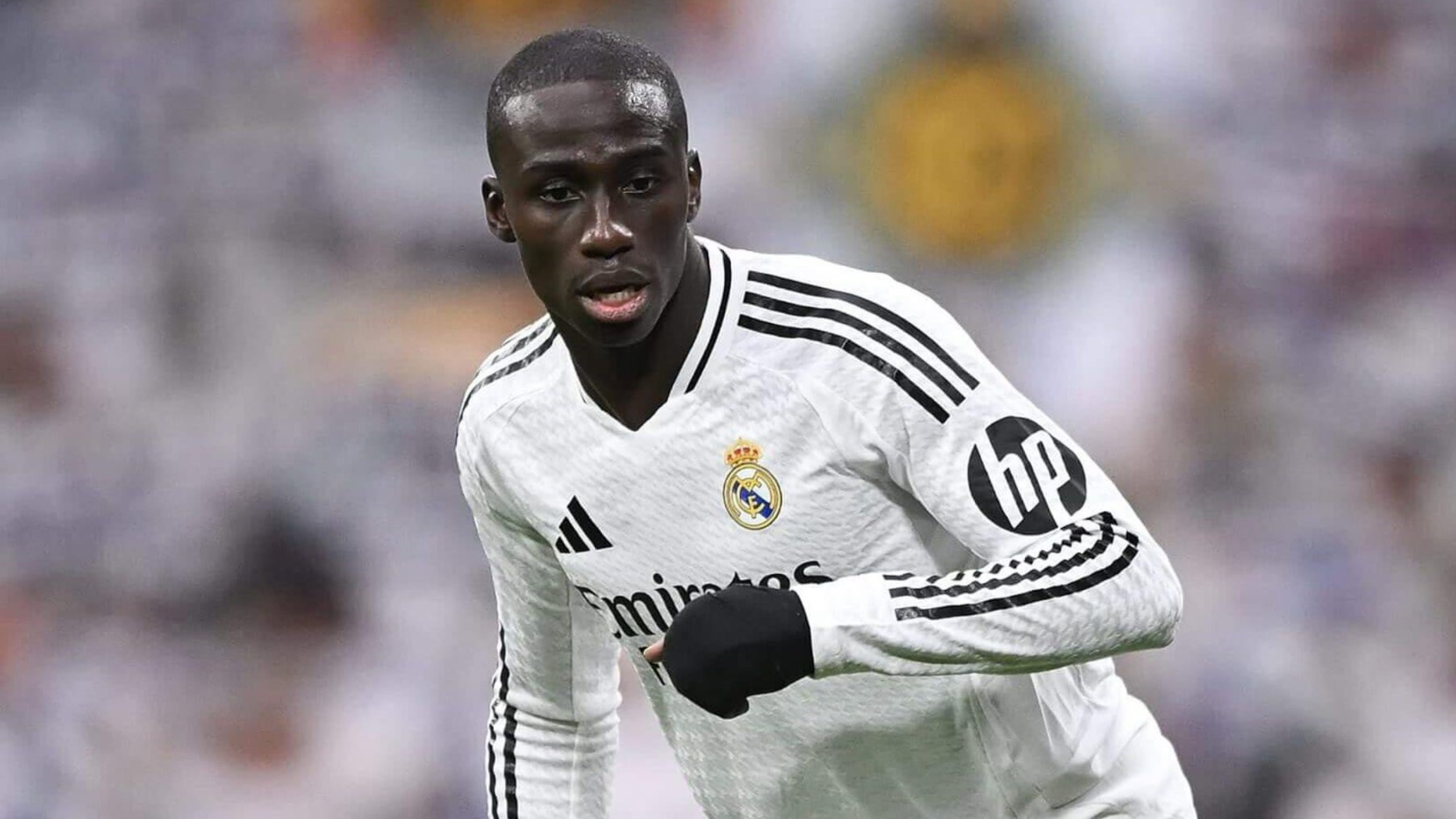 Frontview of Ferland Mendy in a Real MAdrid shirt