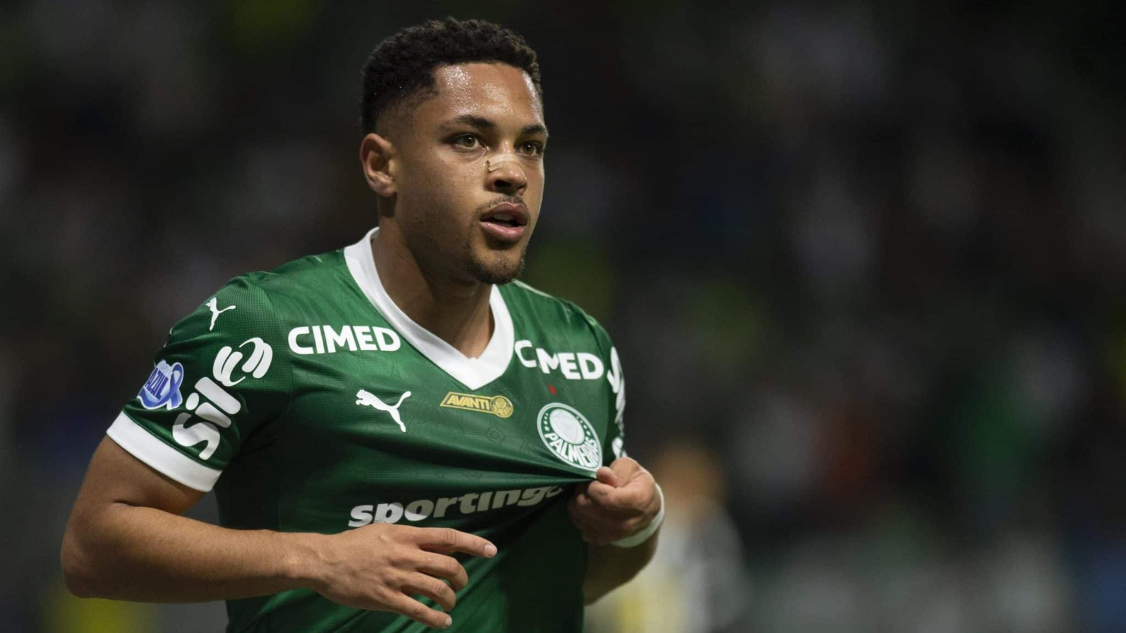 Vitor Roque as Palmeiras player holding the badge