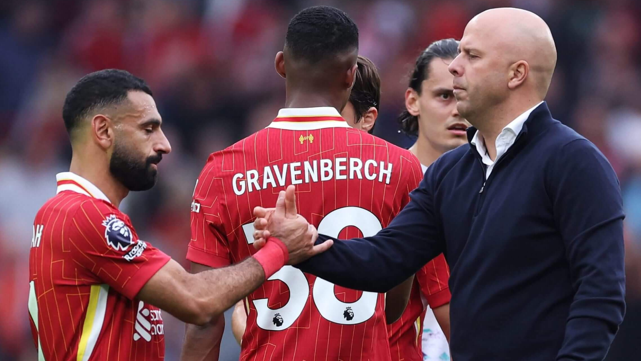 Arne Slot and Mohamed Salah handshake