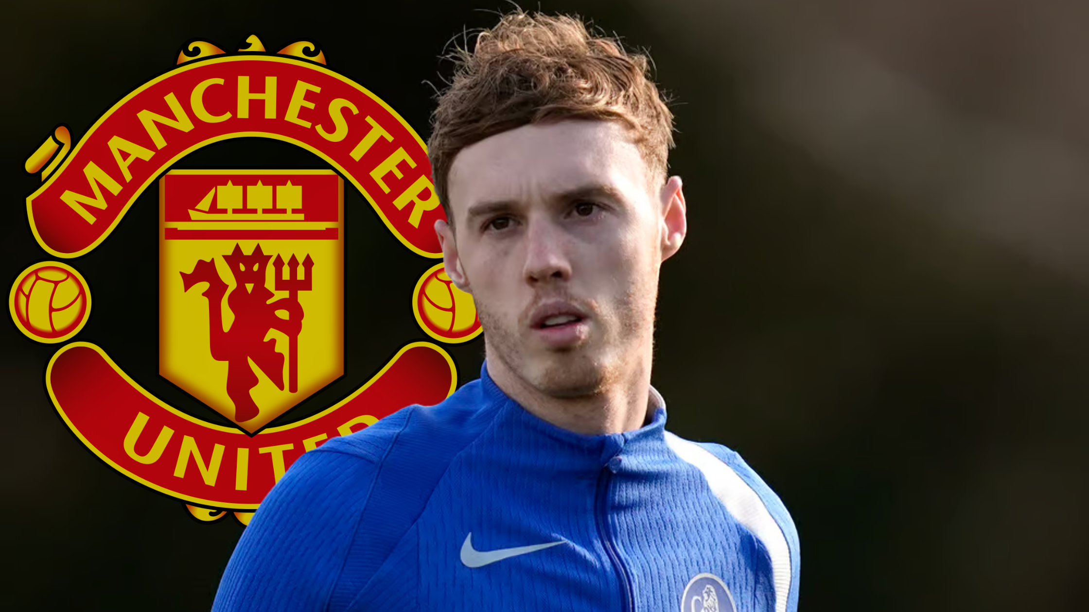 Кол Палмер и логото на Манчестер Јунајтед