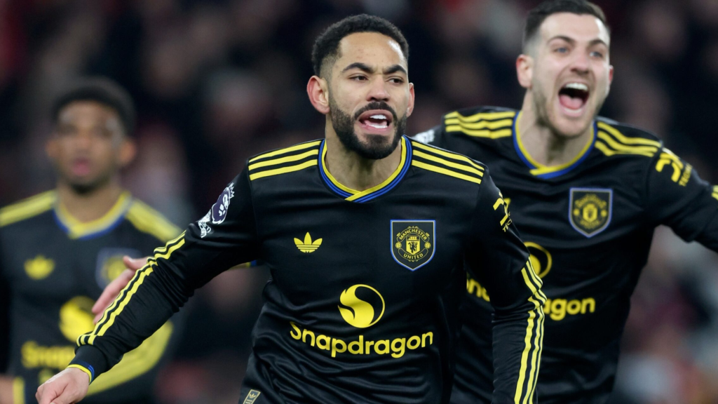 Играчот на Манчестер Јунајтед, Матеус Куња, се радува после постигнат гол