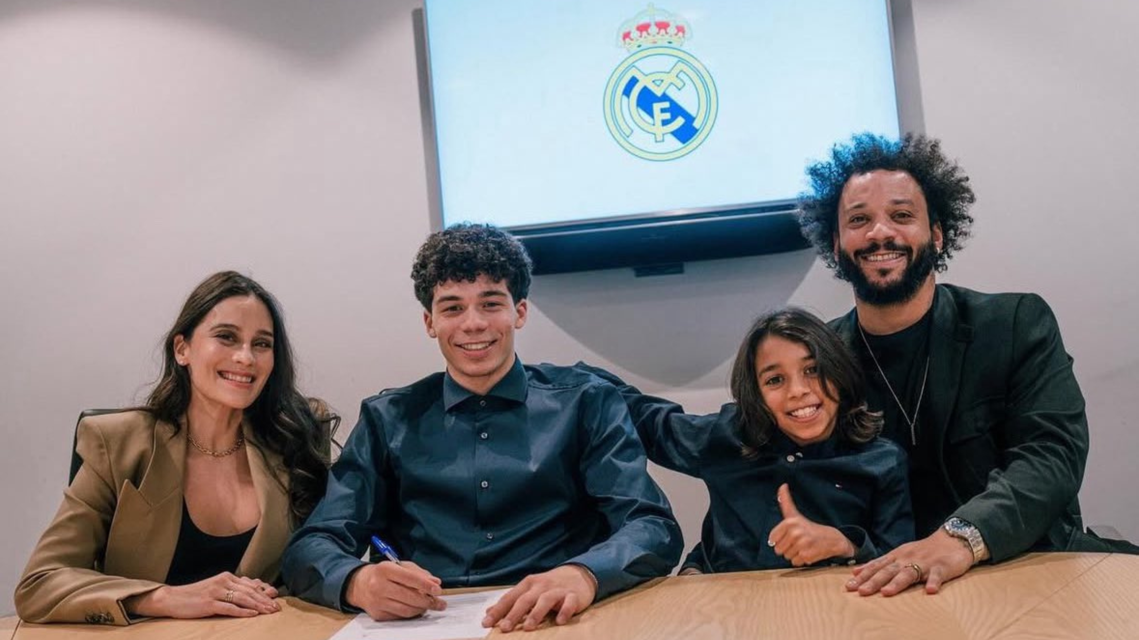 Енцо Алвеш потпишува за Реал Мадрид со неговата фамилија околу него, вклучувајќи го и неговиот татко, Марсело