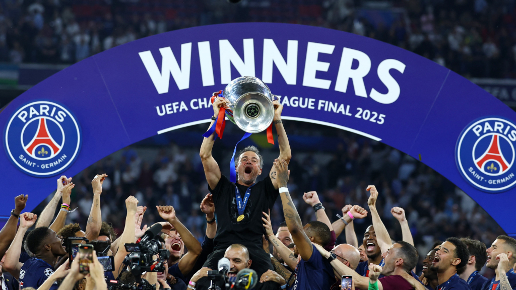Менаџерот на ПСЖ, Луис Енрике го крева трофејот од Лигата на Шампионите со неговиот тим
