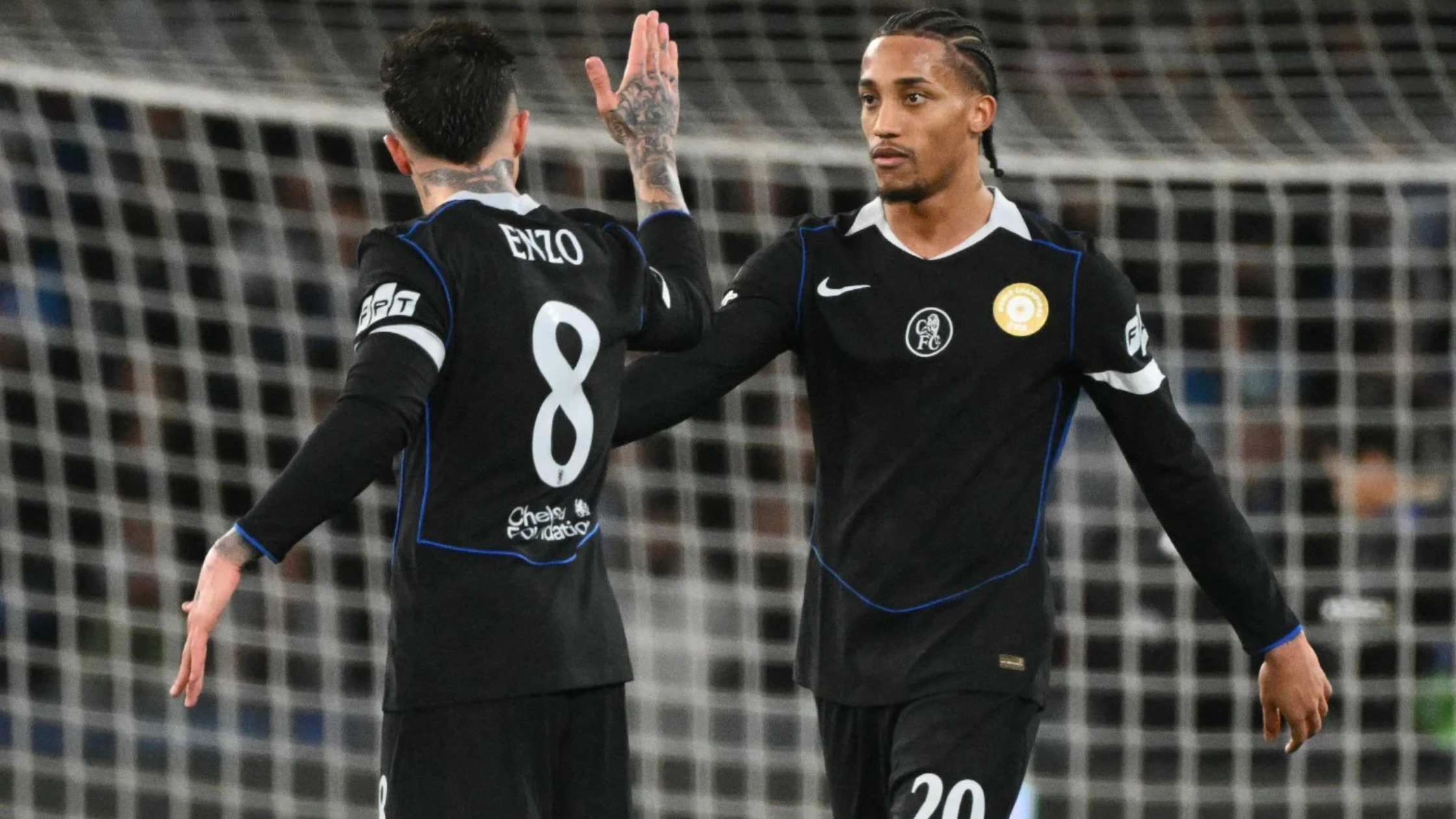 Играчите на Челси, Енцо Фернандез и Жоао Педро, слават после постигнат гол