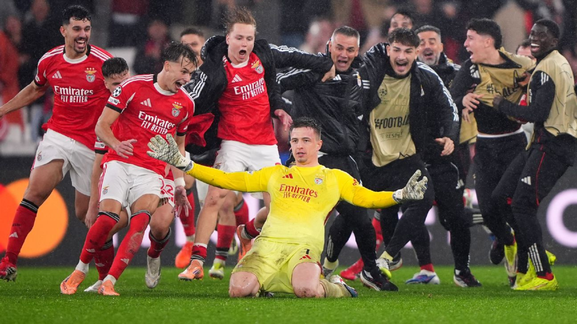 Голманот на Бенфика, Анатолиј Трубин и неговите соиграчи, се радуваат по постигнат гол