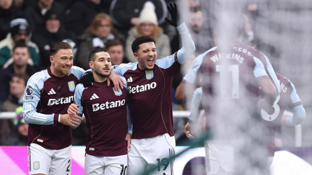 Играчите на Астон Вила, се радуваат после постигнат гол