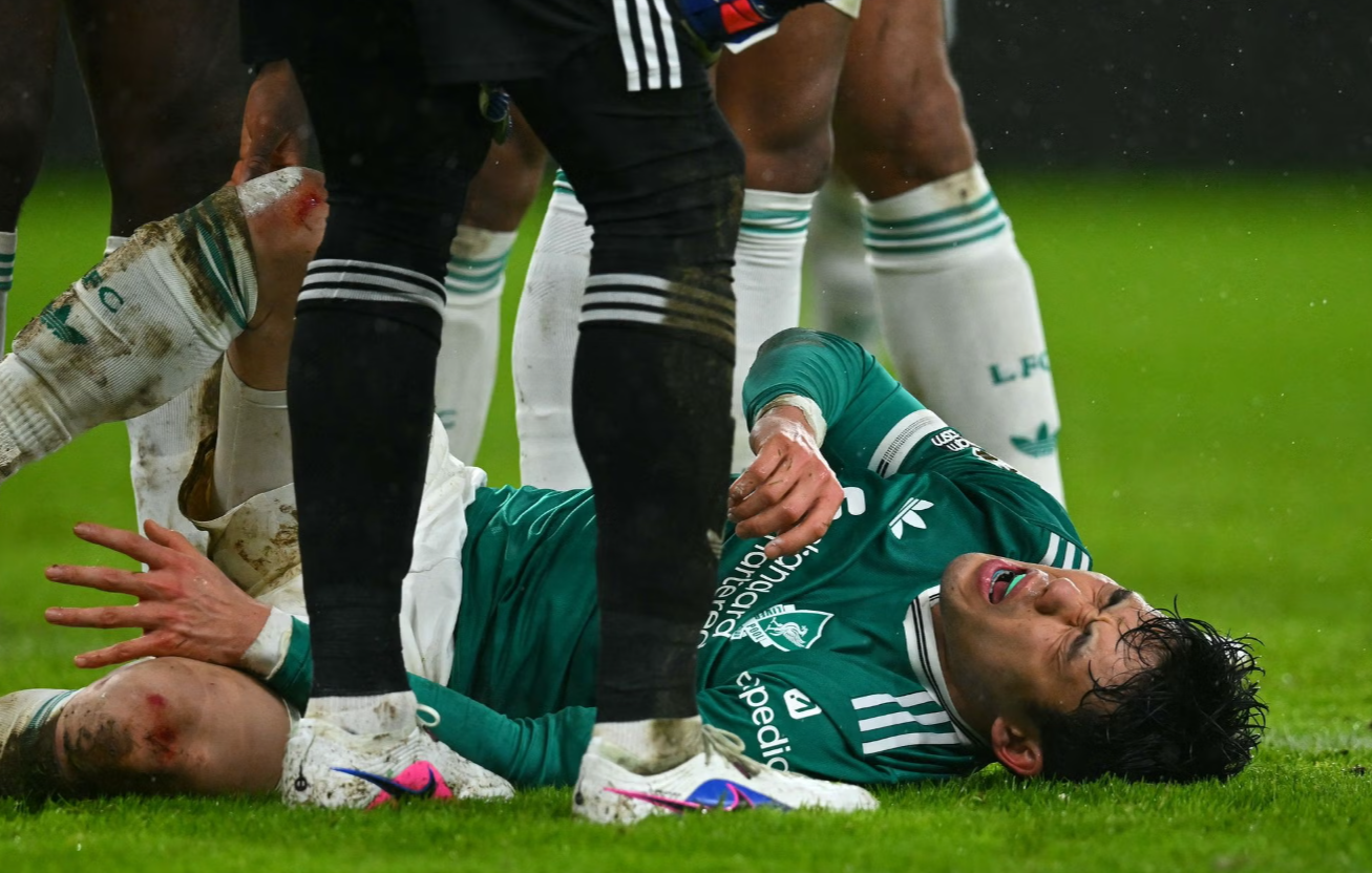 Слот во нови проблеми, Ендо сериозно се повреди