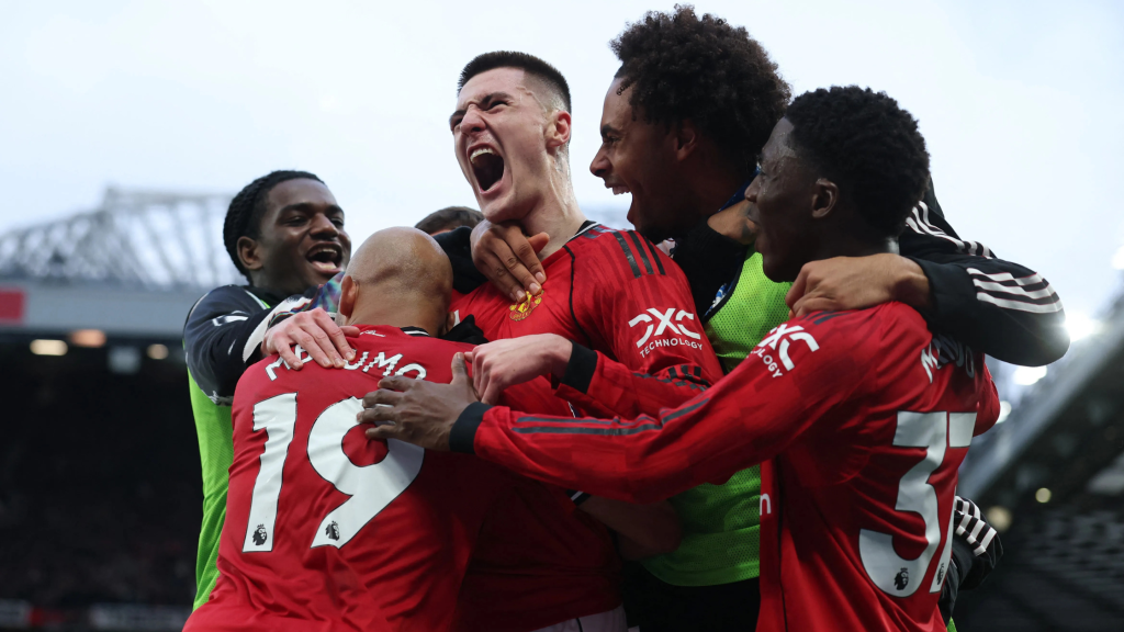 Играчите на Манчестер Јунајтед слават по постигнат гол