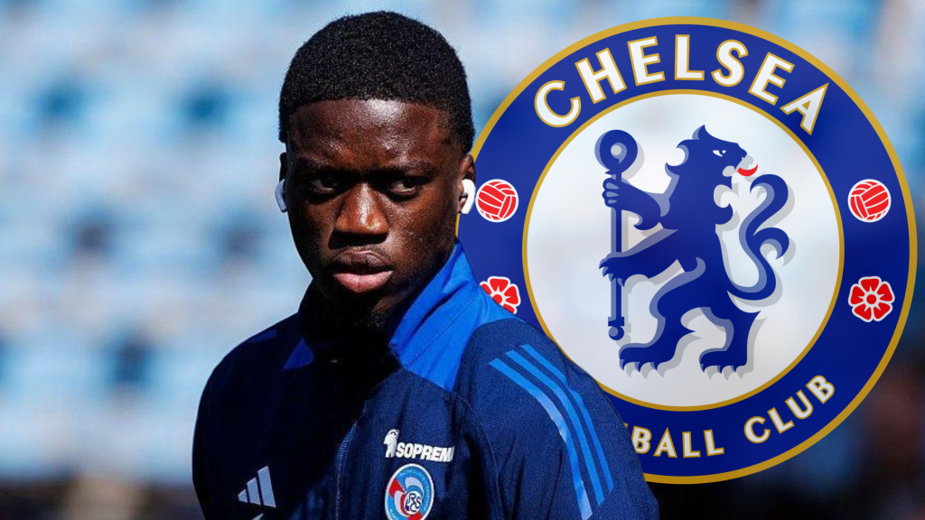 Играчот на Стразбур, Мамаду Сар, и логото на Челси