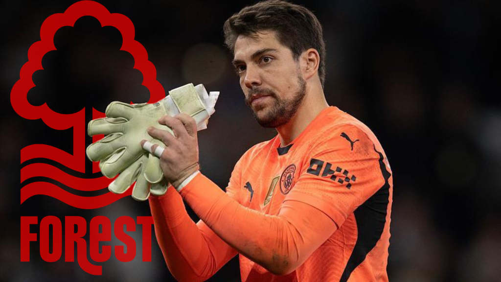 Голманот на Манчестер Сити, Стефан Ортега, и логото на Нотингам Форест