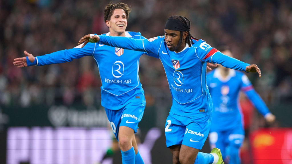 Играчите на Атлетико Мадрид, Џулијано Симеоне и Адемола Лукман, слават гол