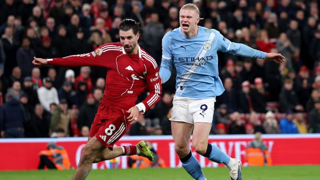 Дуел помеѓу играчот на Ливерпул, Доминик Собослај, и играчот на Манчестер Сити, Ерлинг Халанд