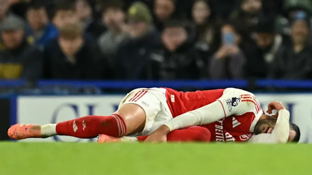 Играчот на Арсенал, Микел Мерино, лежи на теренот, повреден