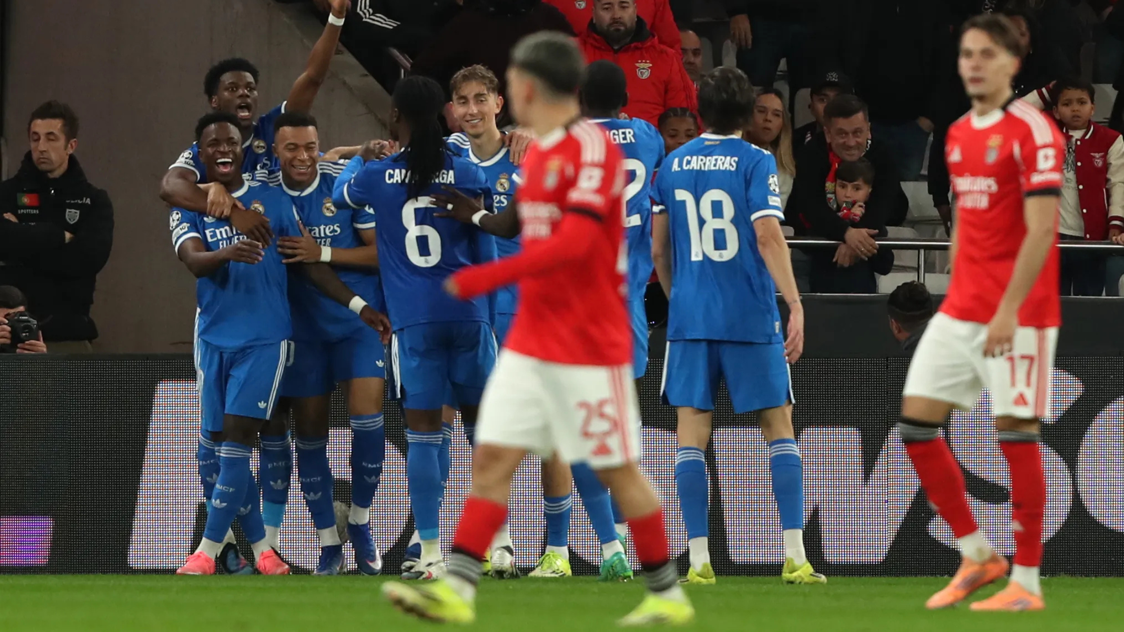 Играчите на Реал Мадрид слават гол против Бенфика