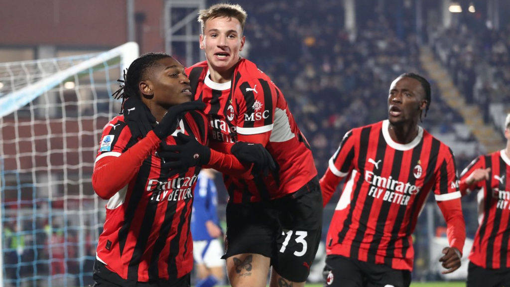 Играчите на Милан слават гол против Комо