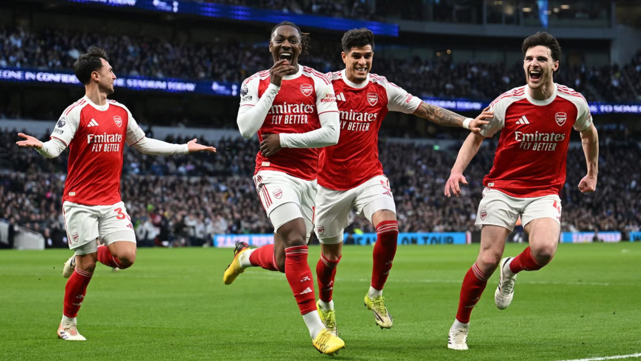 Играчите на Арсенал слават по постигнат гол